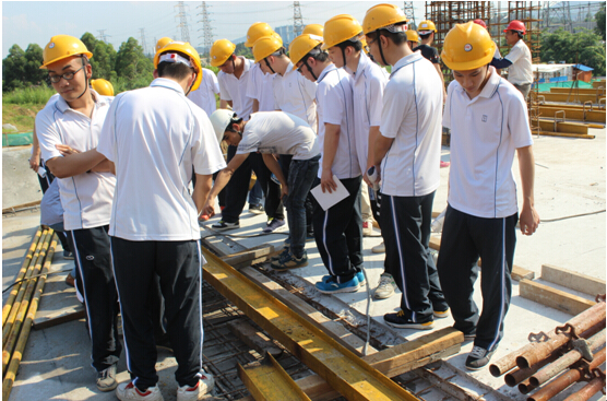 我校组织建工专业学生赴施工现场实训