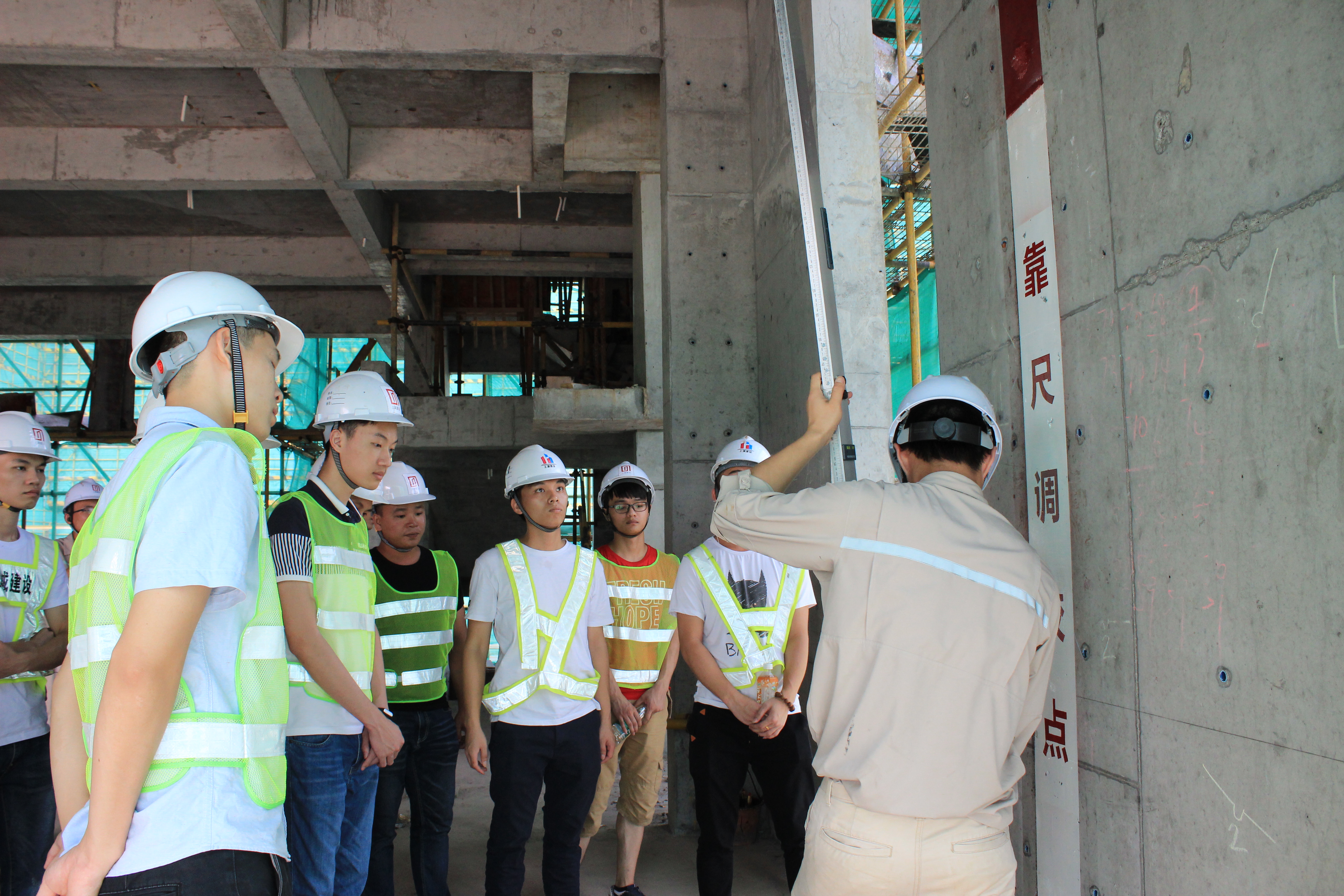 技术员一一为学生们解疑答惑,并详细讲解了高层建筑剪力墙结构,靠尺